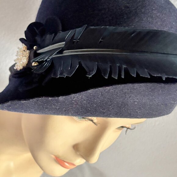 1920s 1930s Black Wool Cloche Hat with Feathers - Picture 3 of 16